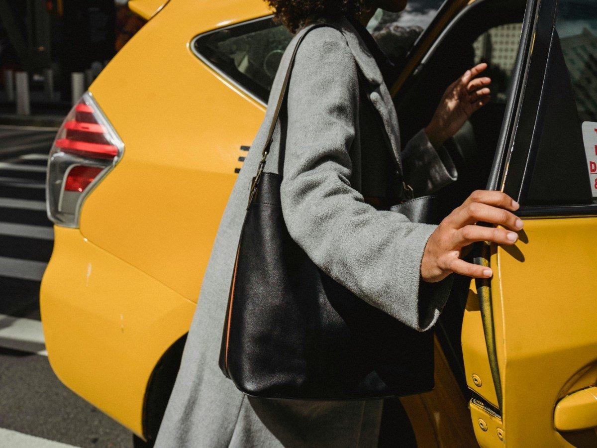 Serviço de transporte do/para o aeroporto e táxi